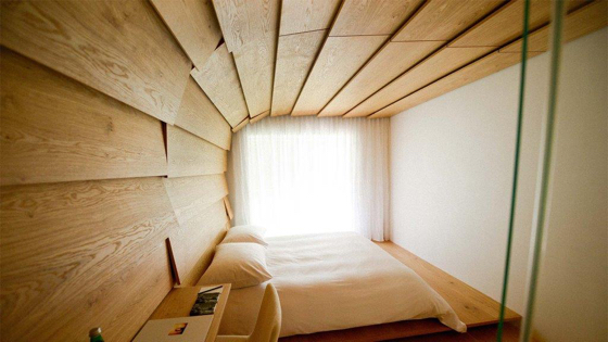 Kuma's curved wooden panels create a soft cocoon of a room