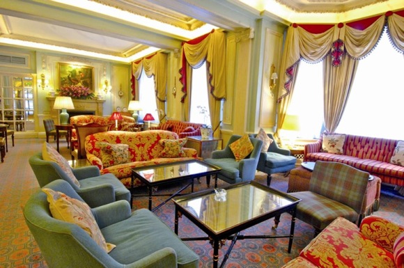 The hotel lounge before the renovation. 