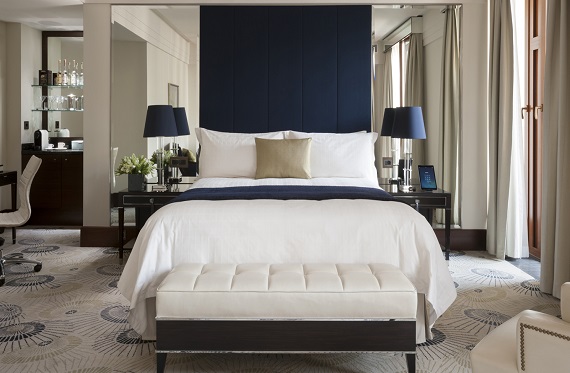 Dark blue accents give the guestrooms an elegant look.