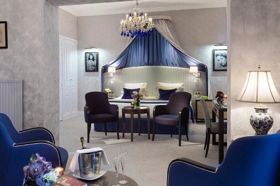 Blues add a regal air to the LIz Taylor Deluxe Mer Club Suite.