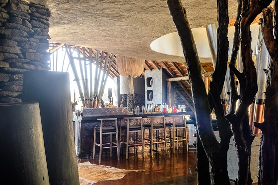 Natural materials accent the bar. (photo by Adriaan Louw)