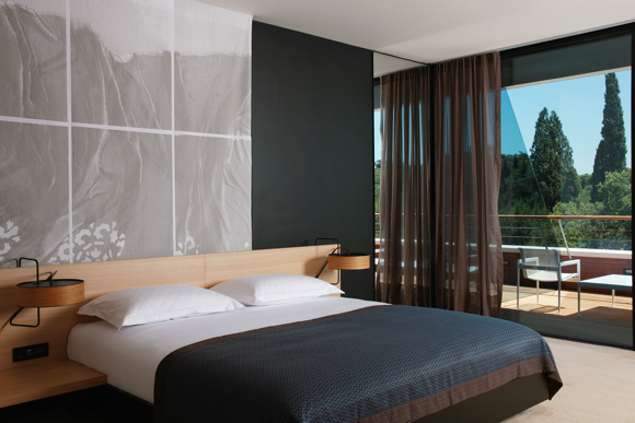 All guestrooms have either sea or park views, and balconies and laminated mirrors are placed alternately on side walls to reflect light and an image of the surrounding vegetation.