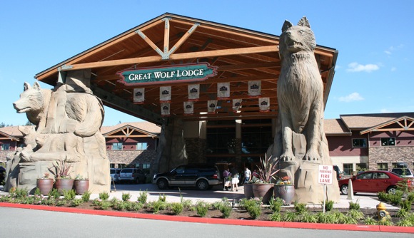 Exterior of the Great Wolf Lodge Grand Mound, Washington. Photo by Jeff Sandquist/CC 