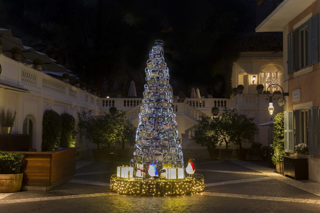 Rocco Forte’s Hotel de Russie's Christmas tree is made with 350 golden and silver Fendi bags lit-up by micro flash and strobe lights.