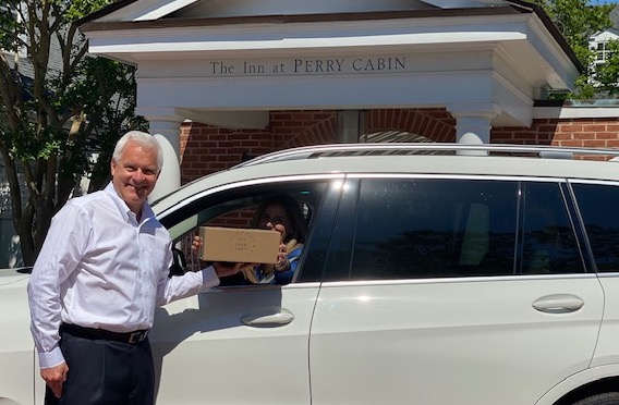 Michael Hoffmann hands over a pre-ordered Perry Box To-Go