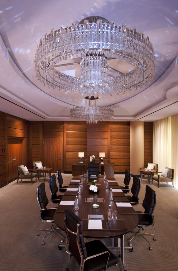 Four meeting rooms can accommodate between 30 and 100 people.