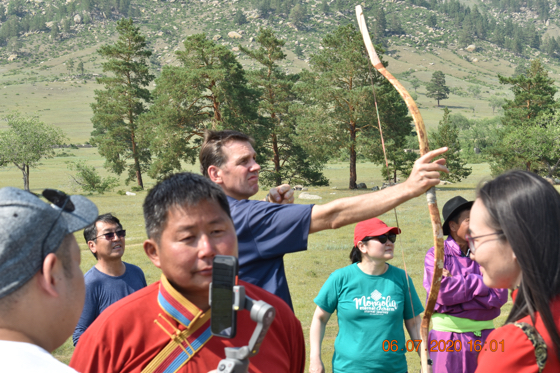 Dirk Bansemer at bow practice in the Mongolian countryside