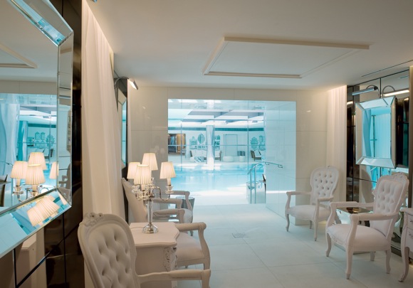 Philippe Starck’s design creates an ethereal white atmosphere. Photos used courtesy of Le Royal Monceau – Raffles Paris.
