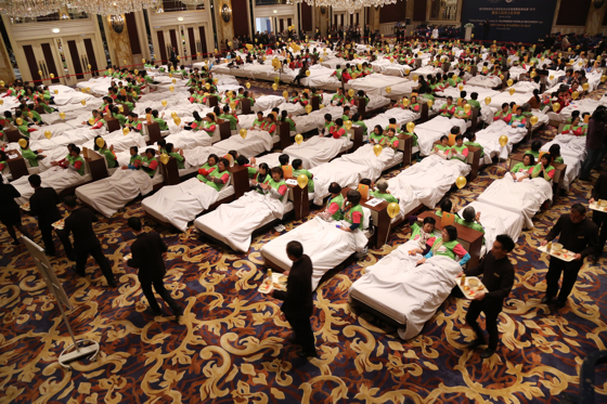 The 388 participants who set the breakfast-in-bed world record at Pudong Shangri-La, East Shanghai were offered a menu of steamed barbecue bun, Singaporean-style noodles, crispy spring roll, hash browns, seasonal fruit and orange juice.