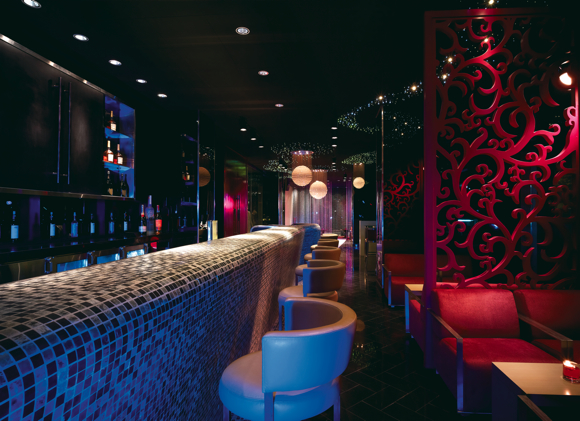 Shimmer, the hotel’s bar, focuses on a fashion theme with pink and black hues and wall-sized mirrors.